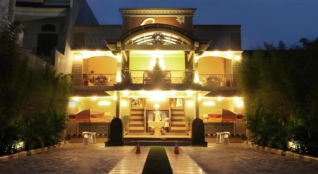 Patria Palace Hotel Blitar Extérieur photo