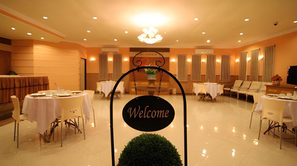 Patria Palace Hotel Blitar Extérieur photo