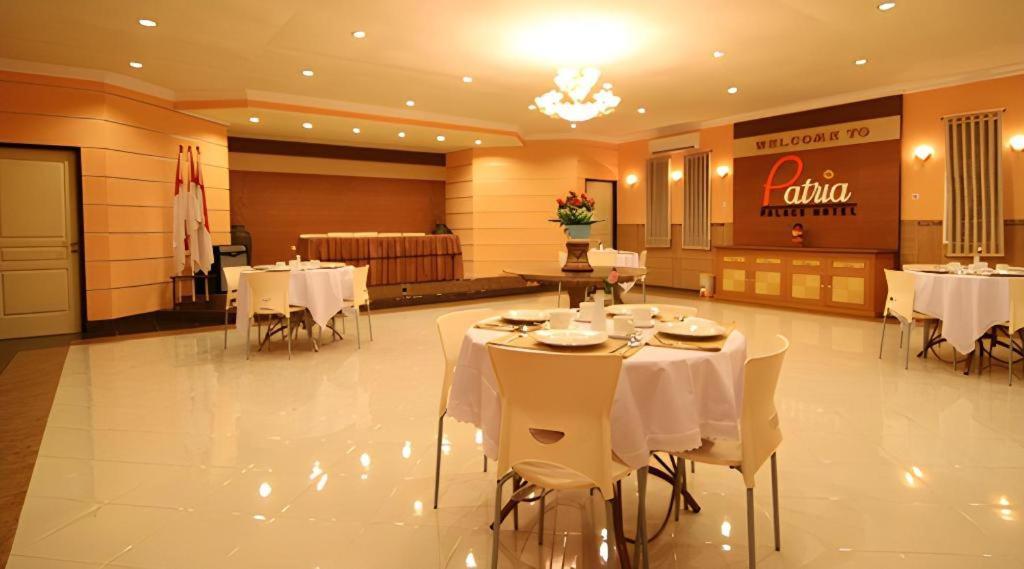 Patria Palace Hotel Blitar Extérieur photo