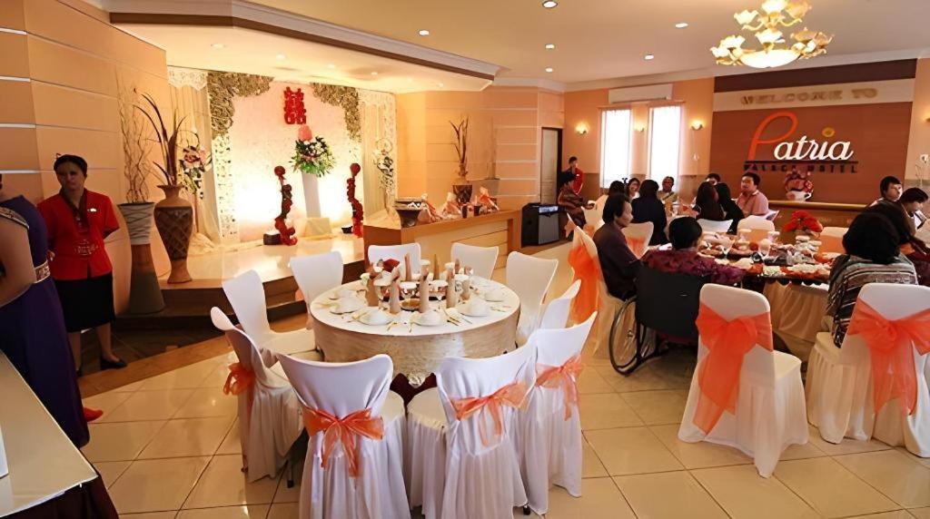 Patria Palace Hotel Blitar Extérieur photo