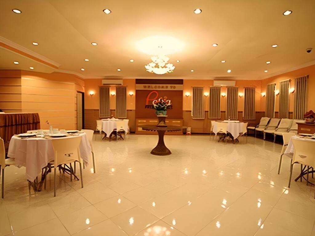 Patria Palace Hotel Blitar Extérieur photo
