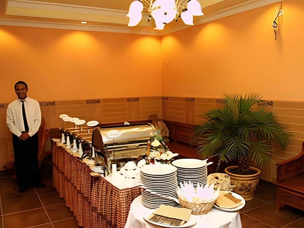 Patria Palace Hotel Blitar Extérieur photo