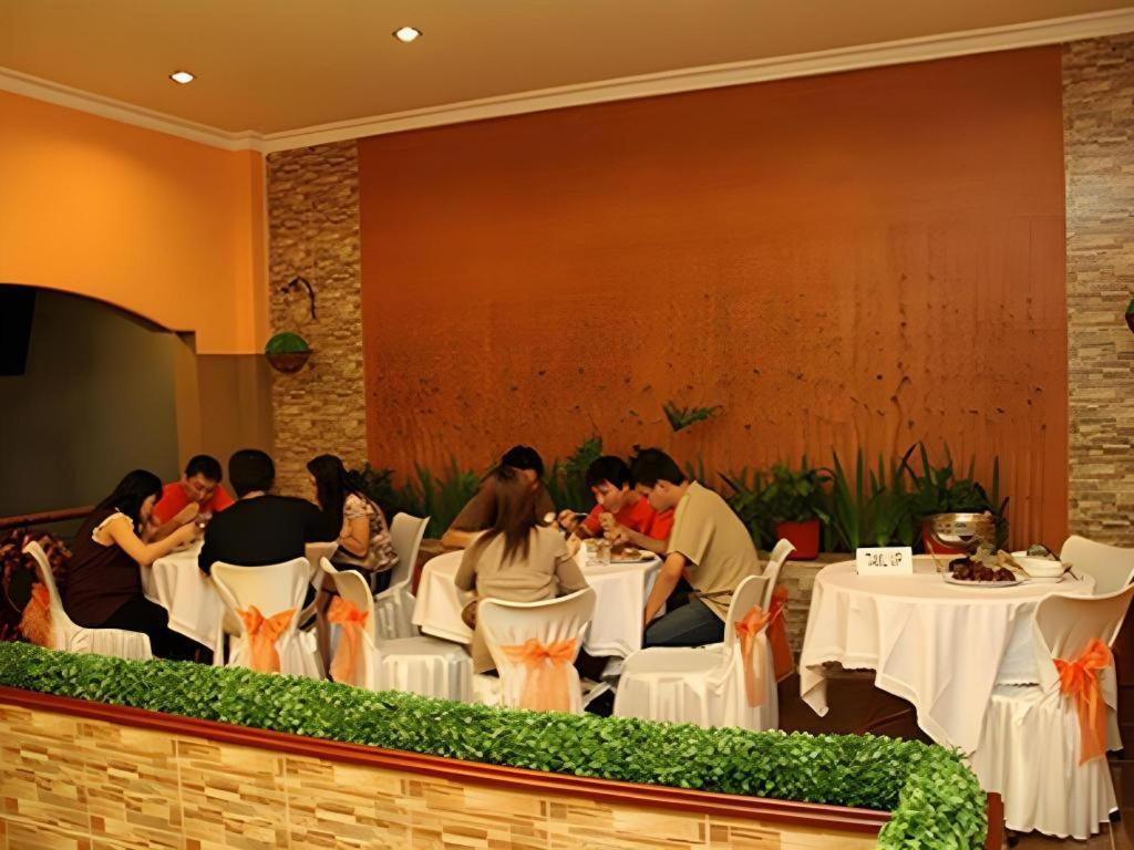 Patria Palace Hotel Blitar Extérieur photo