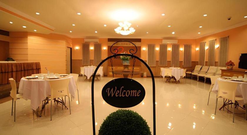 Patria Palace Hotel Blitar Extérieur photo