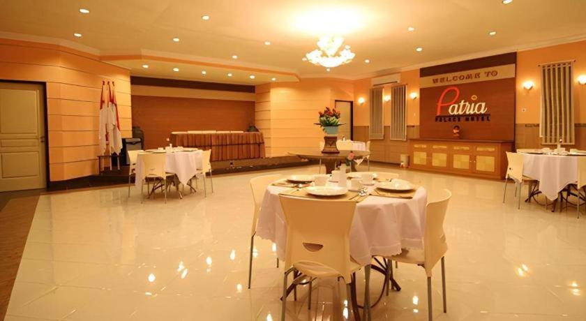 Patria Palace Hotel Blitar Extérieur photo