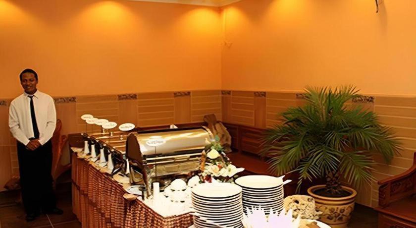 Patria Palace Hotel Blitar Extérieur photo