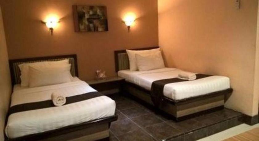 Patria Palace Hotel Blitar Extérieur photo