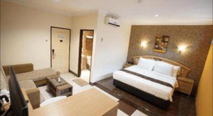 Patria Palace Hotel Blitar Extérieur photo