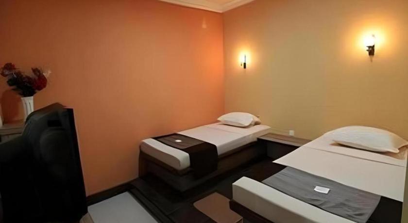 Patria Palace Hotel Blitar Extérieur photo