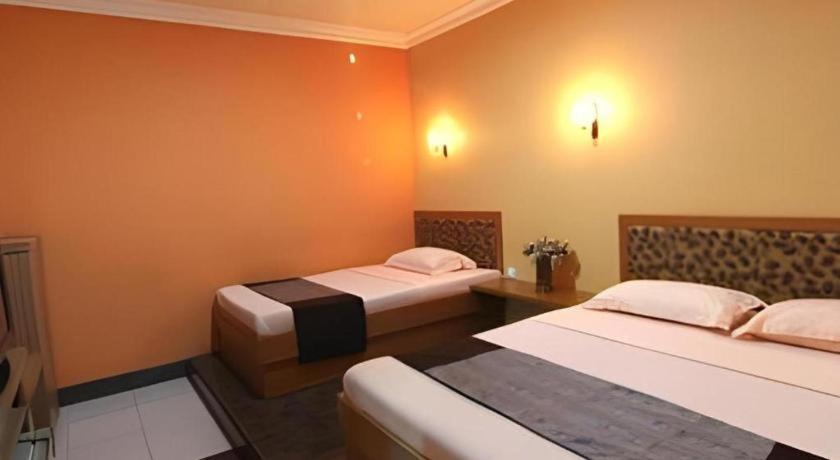 Patria Palace Hotel Blitar Extérieur photo