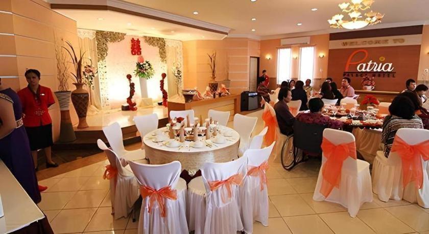 Patria Palace Hotel Blitar Extérieur photo