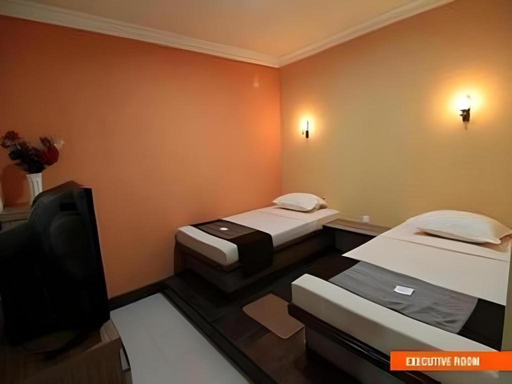 Patria Palace Hotel Blitar Extérieur photo