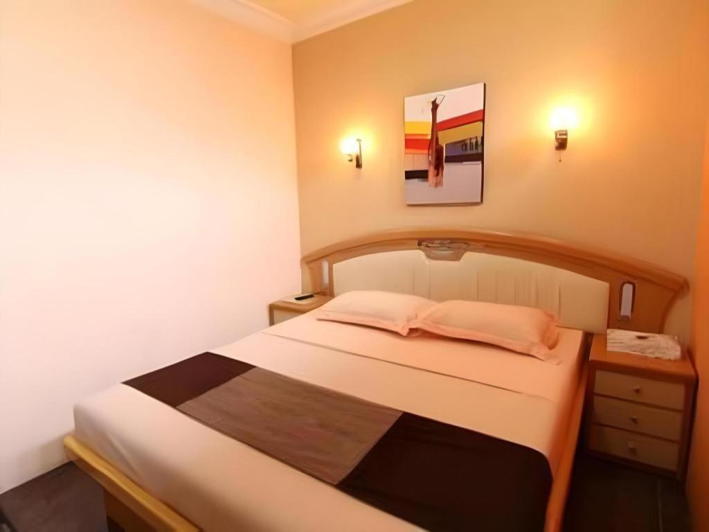 Patria Palace Hotel Blitar Extérieur photo