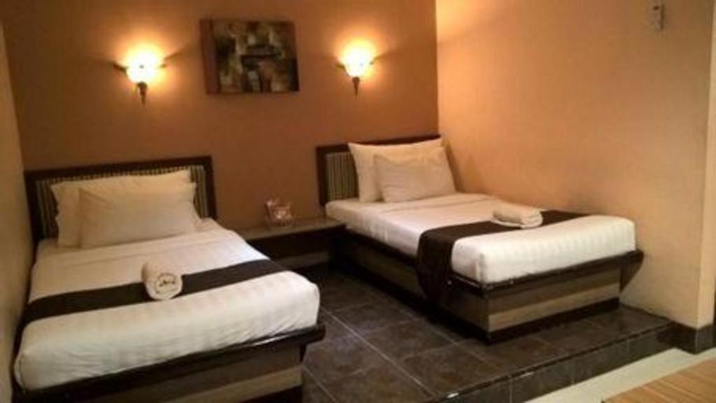 Patria Palace Hotel Blitar Extérieur photo