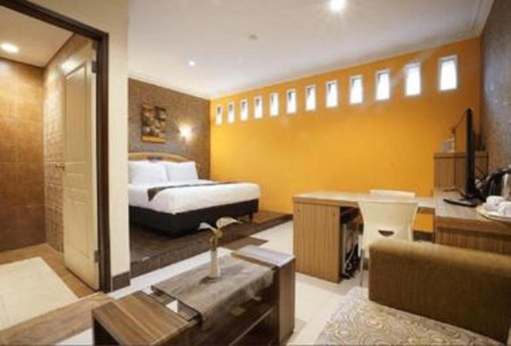 Patria Palace Hotel Blitar Extérieur photo