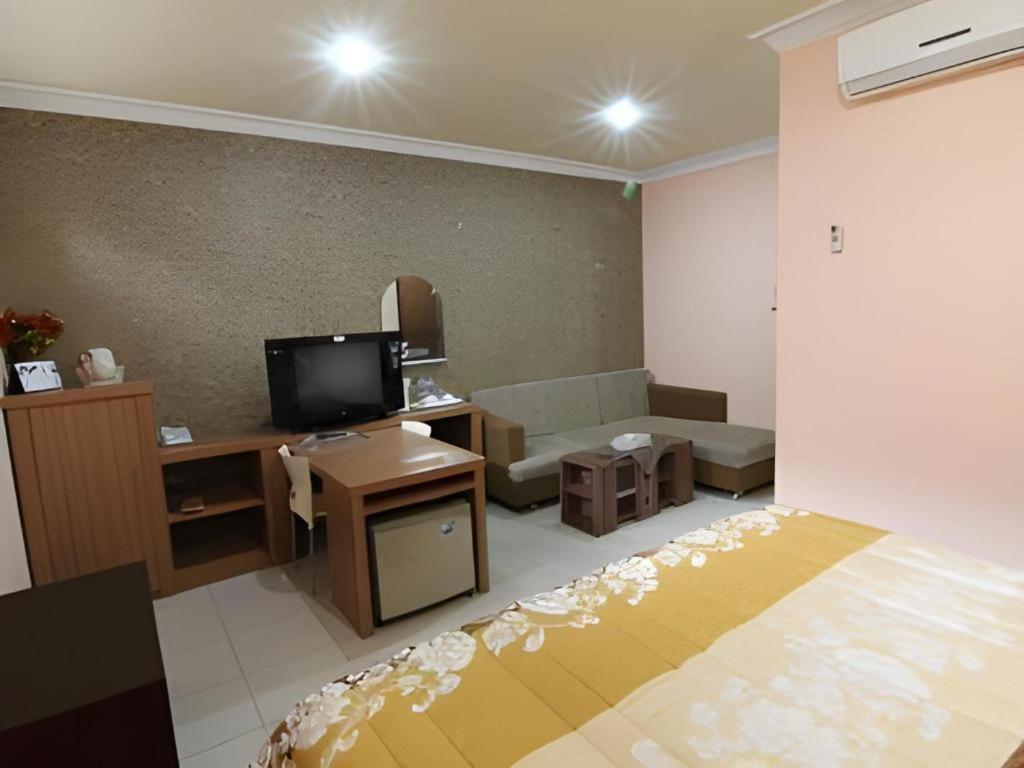 Patria Palace Hotel Blitar Extérieur photo