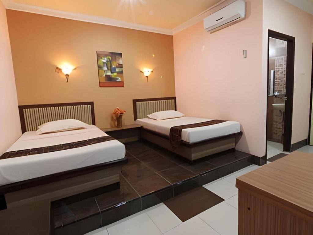 Patria Palace Hotel Blitar Extérieur photo