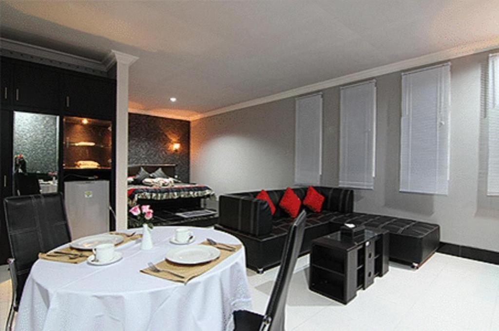 Patria Palace Hotel Blitar Extérieur photo