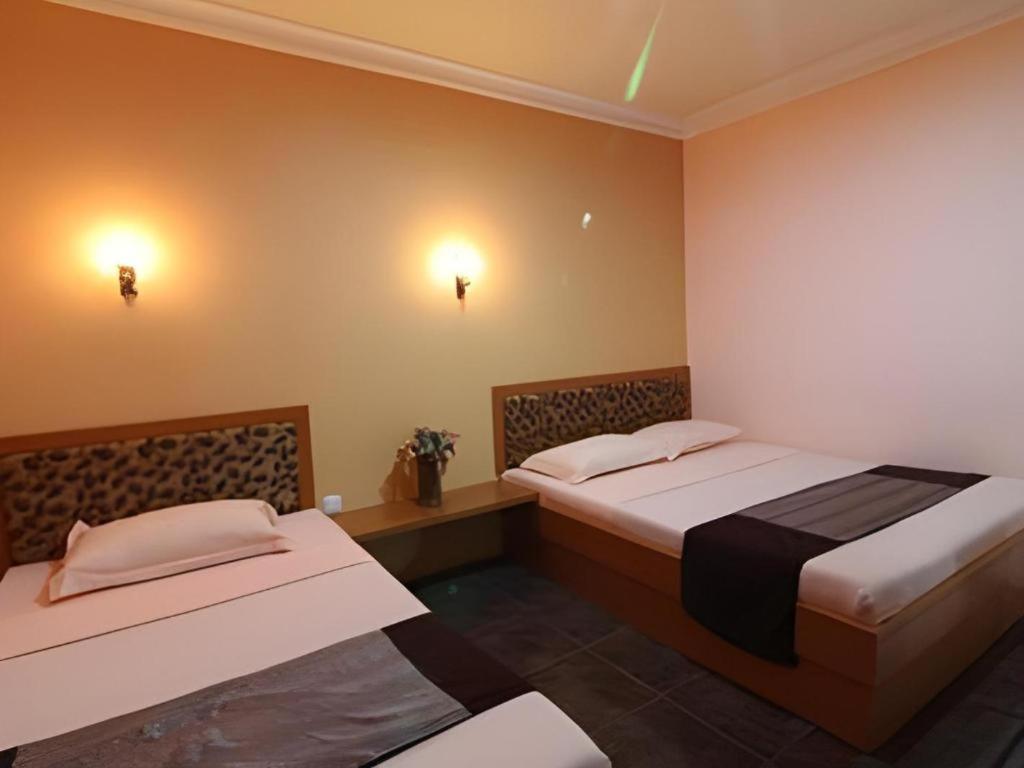 Patria Palace Hotel Blitar Extérieur photo