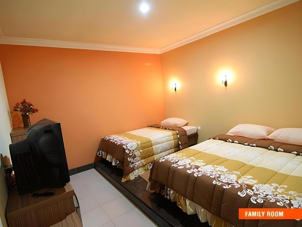 Patria Palace Hotel Blitar Extérieur photo