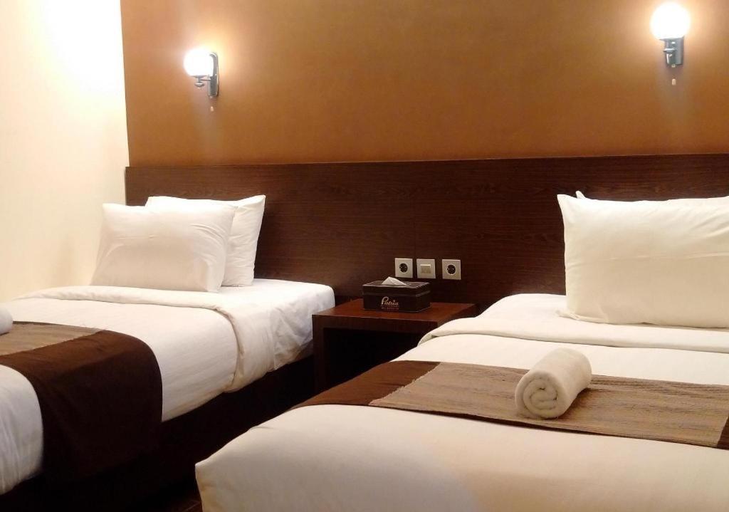 Patria Palace Hotel Blitar Extérieur photo