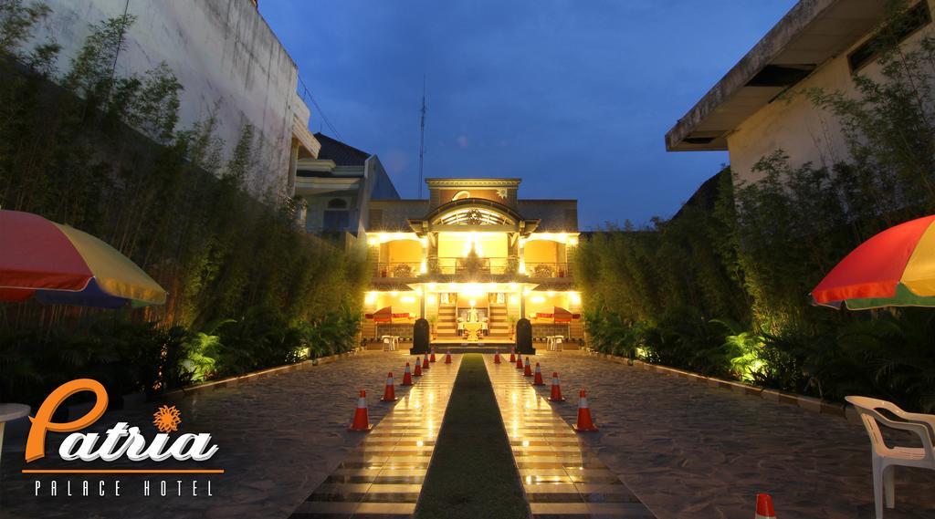 Patria Palace Hotel Blitar Extérieur photo
