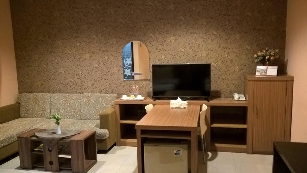 Patria Palace Hotel Blitar Extérieur photo
