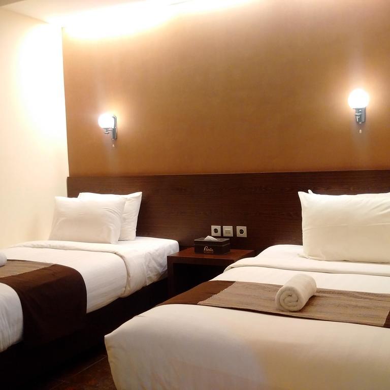 Patria Palace Hotel Blitar Extérieur photo