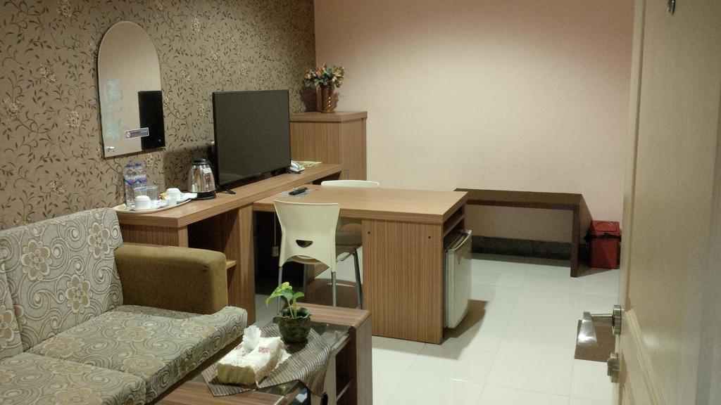 Patria Palace Hotel Blitar Extérieur photo