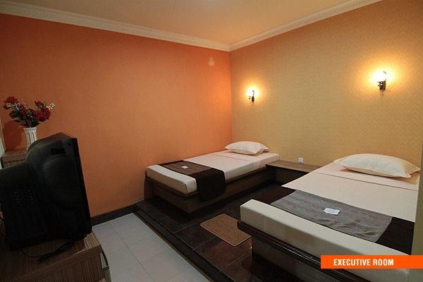 Patria Palace Hotel Blitar Extérieur photo