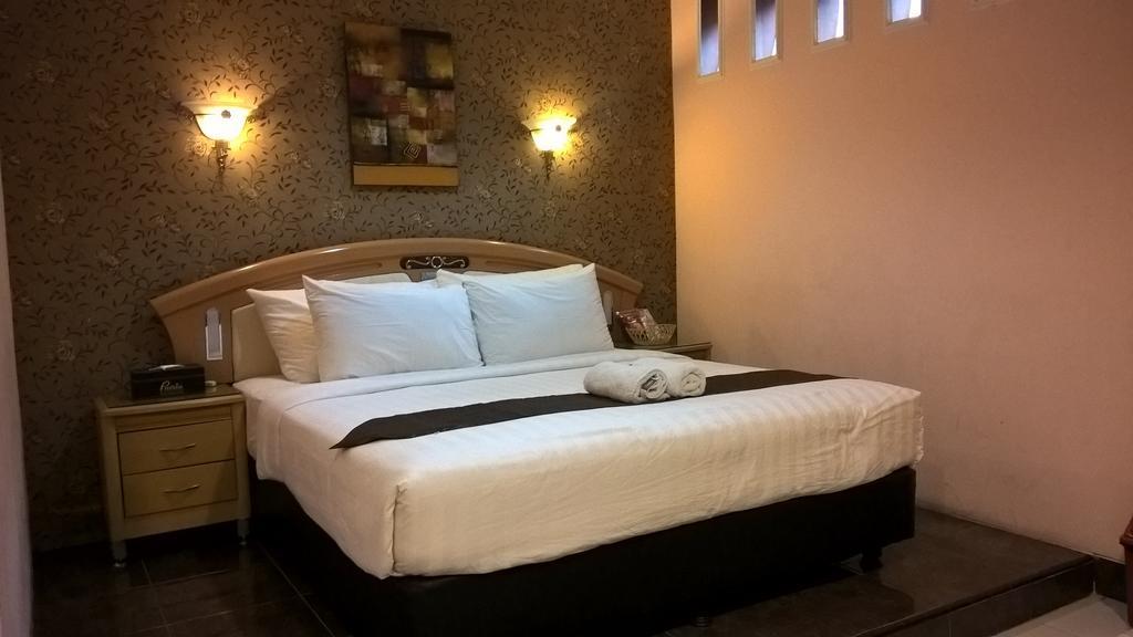 Patria Palace Hotel Blitar Chambre photo