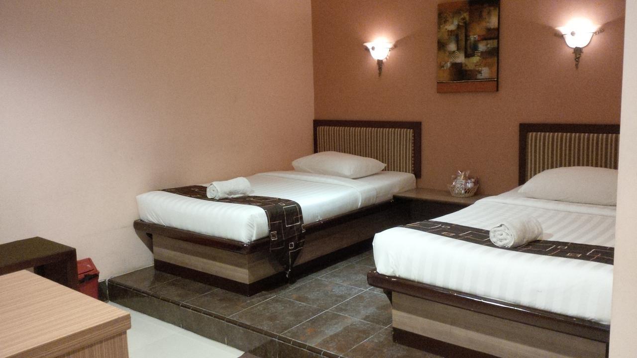 Patria Palace Hotel Blitar Chambre photo